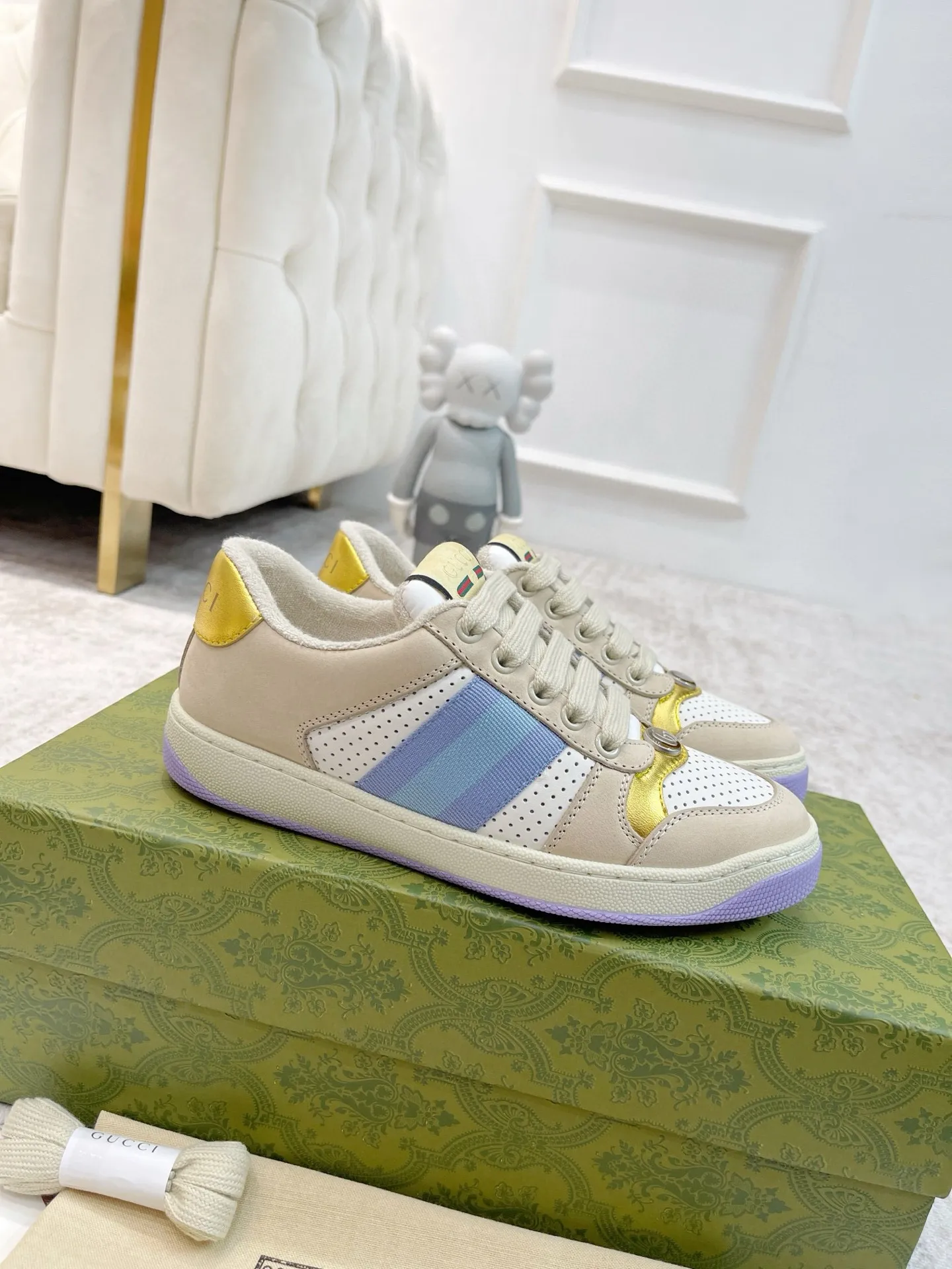 Ex-factory price: 540💰 GUCCI Gucci's newly upgraded back cover lining, top-notch old dirty shoes, classic casual sports shoes for couples, retro sneakers and old G family dirty shoes, updated at the counter simultaneously! ①The shoe upper has the same water-based edge coating process as the original version⚠️The ordinary oil edges on the market have a strong glue feel and are easy to fall off! Grade A first-layer nubuck leather (with pores)/matching computer embroidered double G cloth, high-density terry velvet lining. ② A PVC transparent small round mark sealing line is added to the details of the midsole. The mold is opened six times and the jewelry craftsmanship is used to customize the two-color double G buckle, striving to be the same as the original version. A pair of buttons is more than three times more expensive than ordinary buckles on the market. ③An old two-color washable label, the chip is placed on the outer waist of the right foot, the entire shoe is completely hollowed out with rubber technology, TUP material (rubber to distinguish the market) with the latest green packaging from the counter, 3D printed handbag, and a pair of shoelaces. There is no pressure when entering and exiting the counter. You can buy a 1:1 accurate replica of the original version and modify and upgrade it repeatedly. The details are perfectly restored, the materials are all customized, and they are truly top-notch. Please look at the details clearly to identify the quality. Upper: First-layer frosted cowhide/embroidered double G cloth. Lining: original high-density velvet lining. Foot pads: original pearlescent sheepskin. Outsole: private molded vacuum TPU material. Packaging: original top-grade full set packaging at the counter. Shoe size: women's size 35-40, men's size 39-44 (men's size 38, 45🉑️customized, non-returnable)